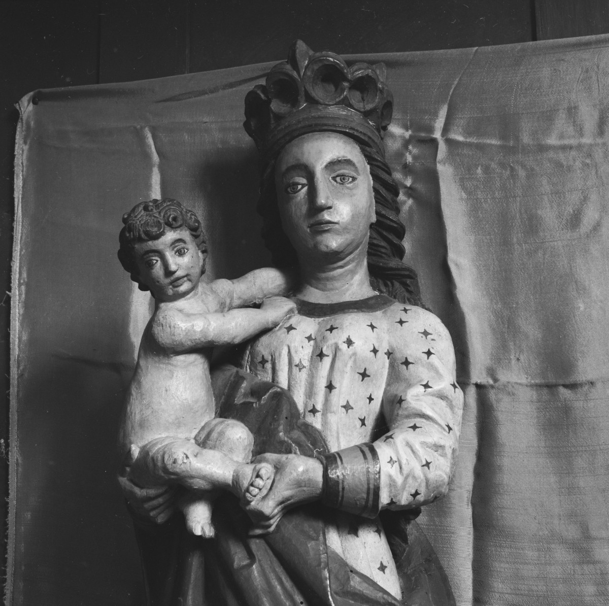 kościół filialny pw. św. Jakuba - wnętrze: Madonna - rzeźba - XVI w. - fragment, skan 1