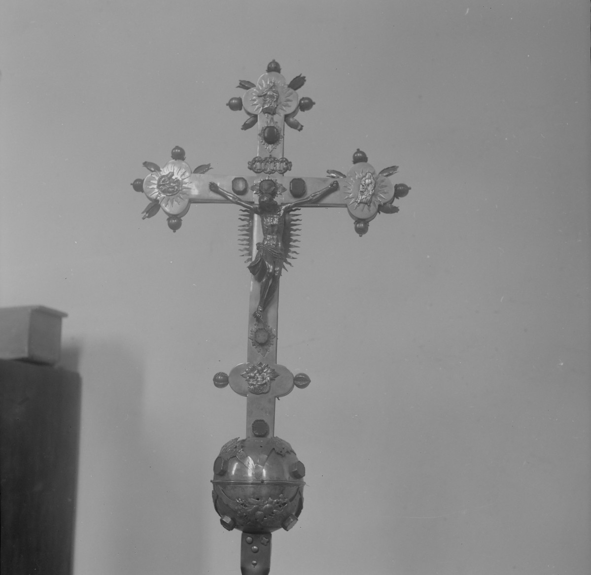 kościół pw. św. Jakuba Apostoła i św. Agnieszki, Dziewicy i Męczennicy - zbiory - krzyż procesyjny z XVII wieku - fragment - część górna /awers/, skan 1