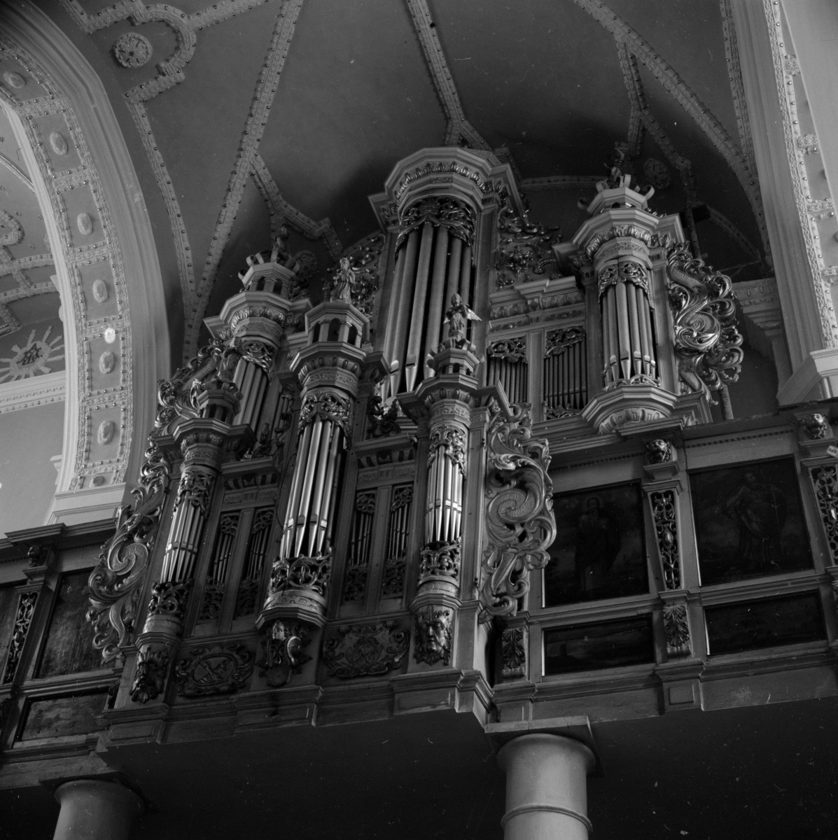 kościół św. Stanisława Biskupa - wnętrze, prospekt organowy, skan 1