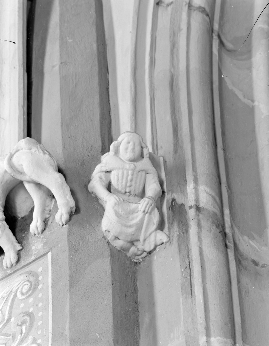 katedra św. Stanisława i św. Wacława - wnętrze, wspornik na filarze, skan 1