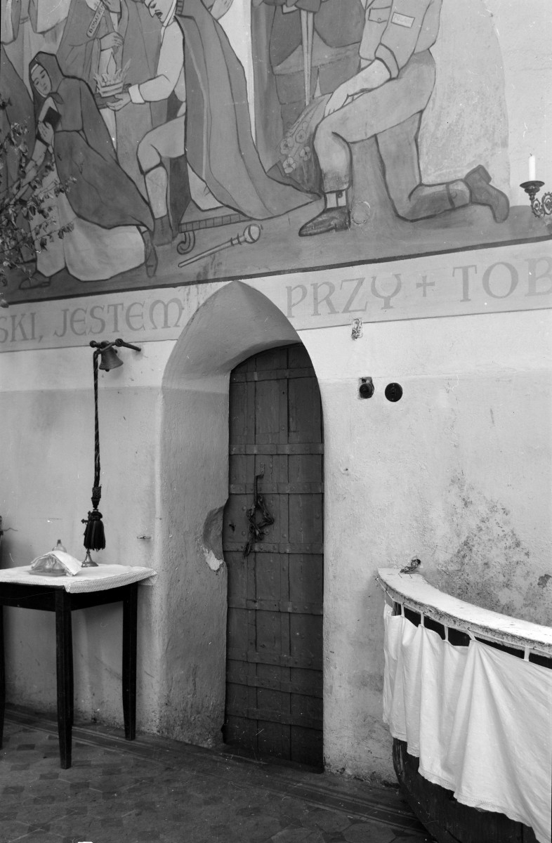 kościół pw. Narodzenia NMP i św. Jana Ewangelisty - wnętrze - portal do zakrystii, skan 1