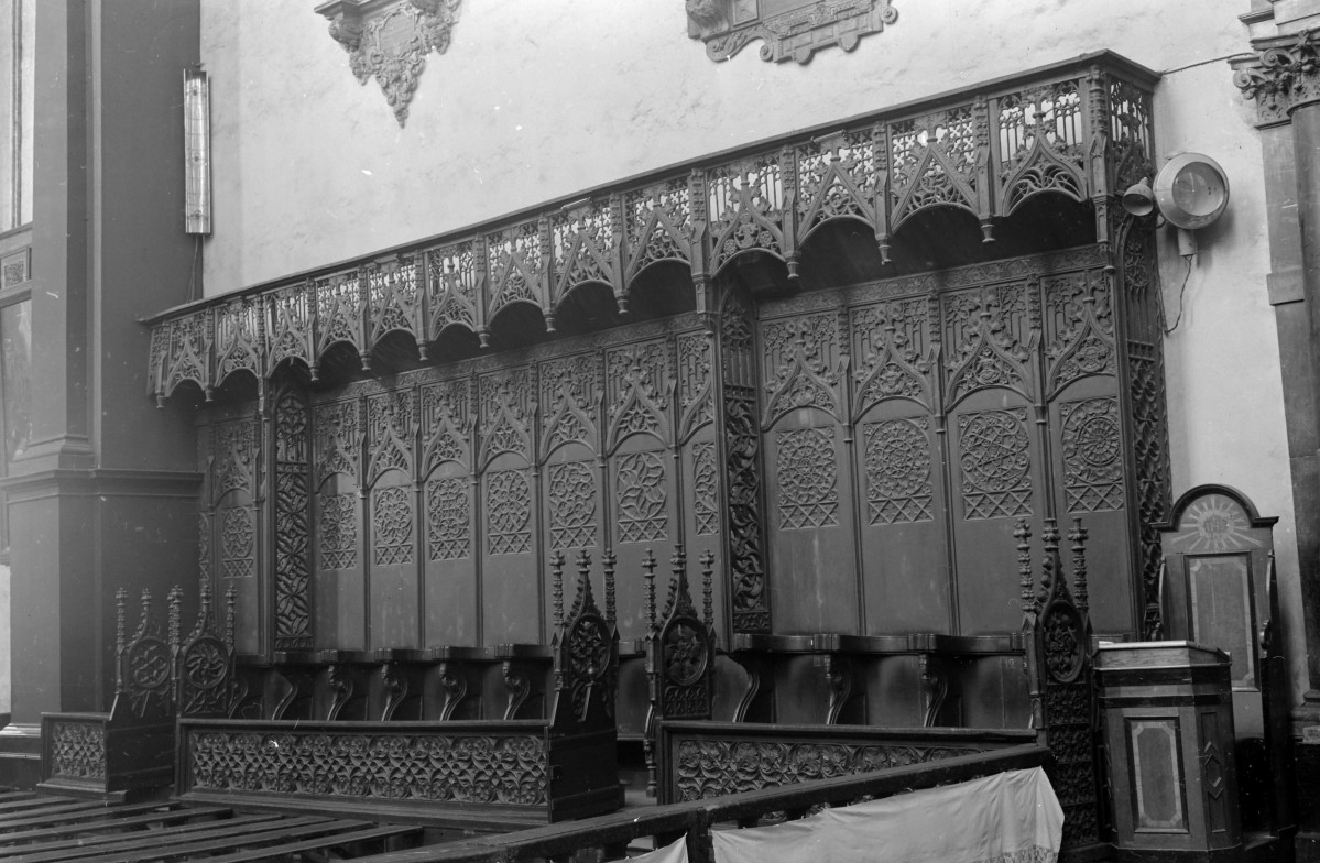 kościół Wniebowzięcia N.M.P - prezbiterium, stalle, skan 1
