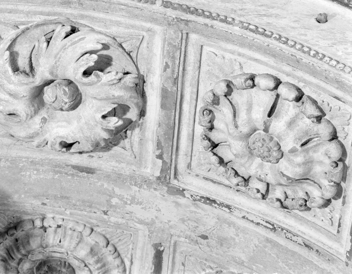 kościół pw. św. Mikołaja - Kaplica Firlejów - wnętrze - arkada wejściowa z bramą - archiwolta - fragment z rozetami, skan 1