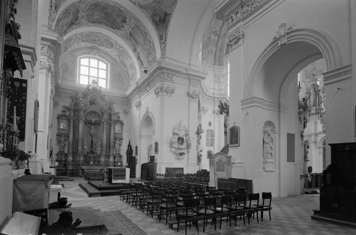 Kościół pw. NMP i św. Mikołaja - widok na ołtarz boczny, skan 1