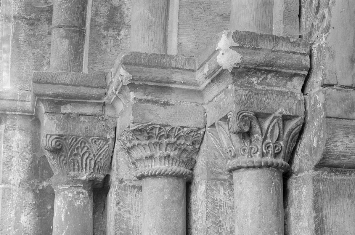 opactwo cystersów - kościół - portal strona lewa, głowica kolumny, skan 1