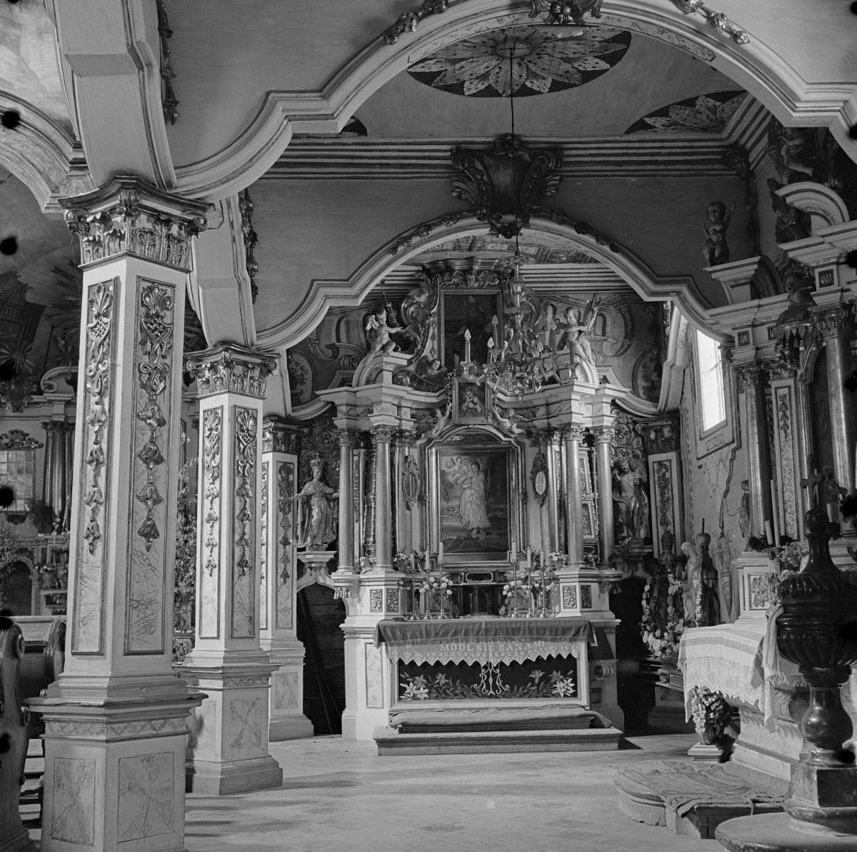 kościół św. Michała Archanioła - wnętrze: widok na nawa boczna , skan 1