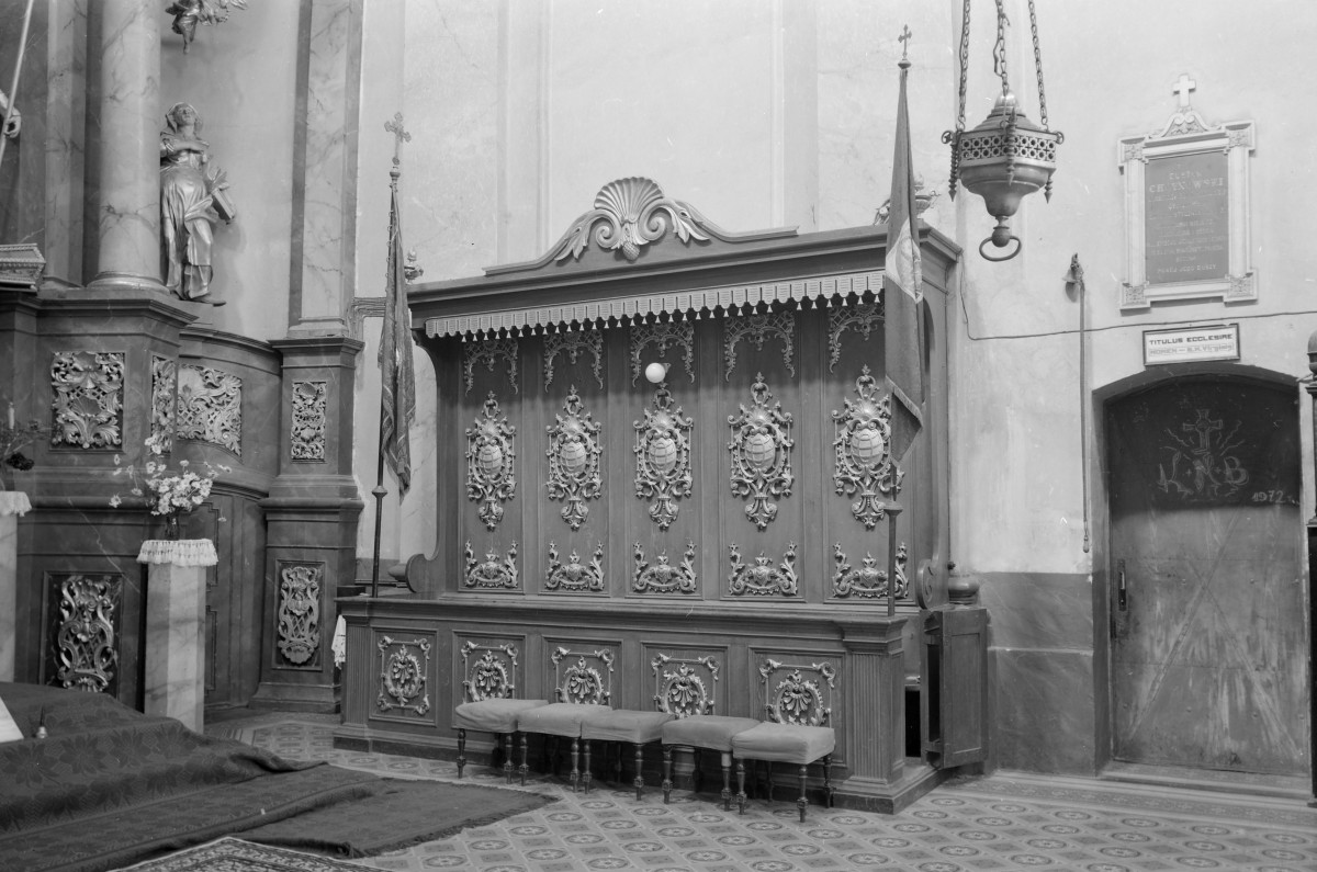 kościół Imienia Najświętszej Maryi Panny - wnętrze: stalle, skan 1
