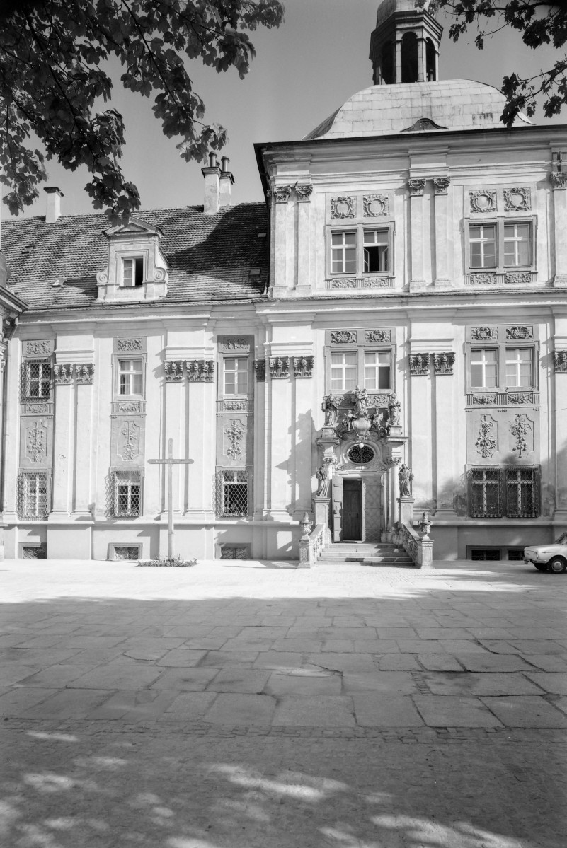 sanktuarium św. Jadwigi Śląskiej - fragment elewacji z portalem, skan 1