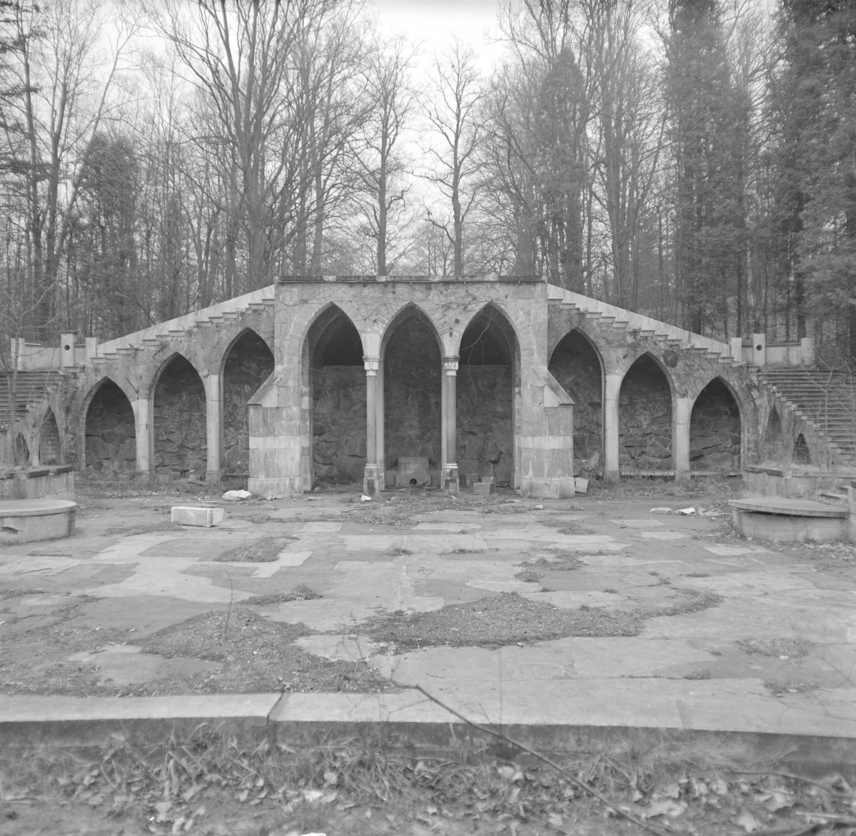 Pałac - zespół pałacowo parkowy. Mała architektura w ogrodzie. , skan 1