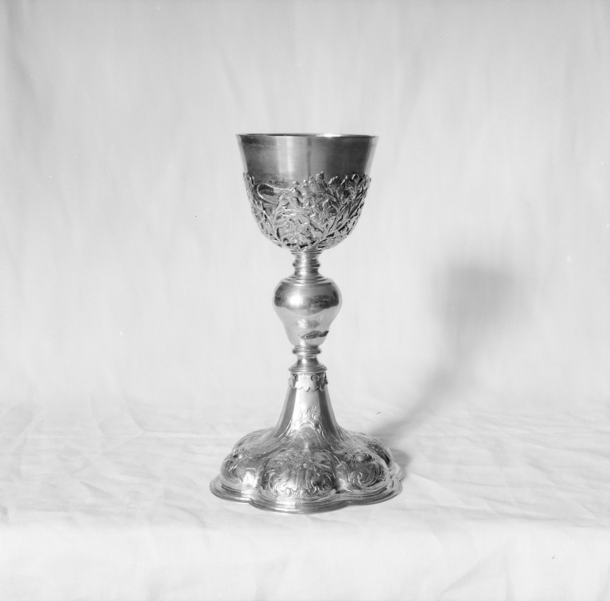 kościół, ob. parafialny pw. św. Bonawentury - wnętrze: kielich, koniec XVII, skan 1