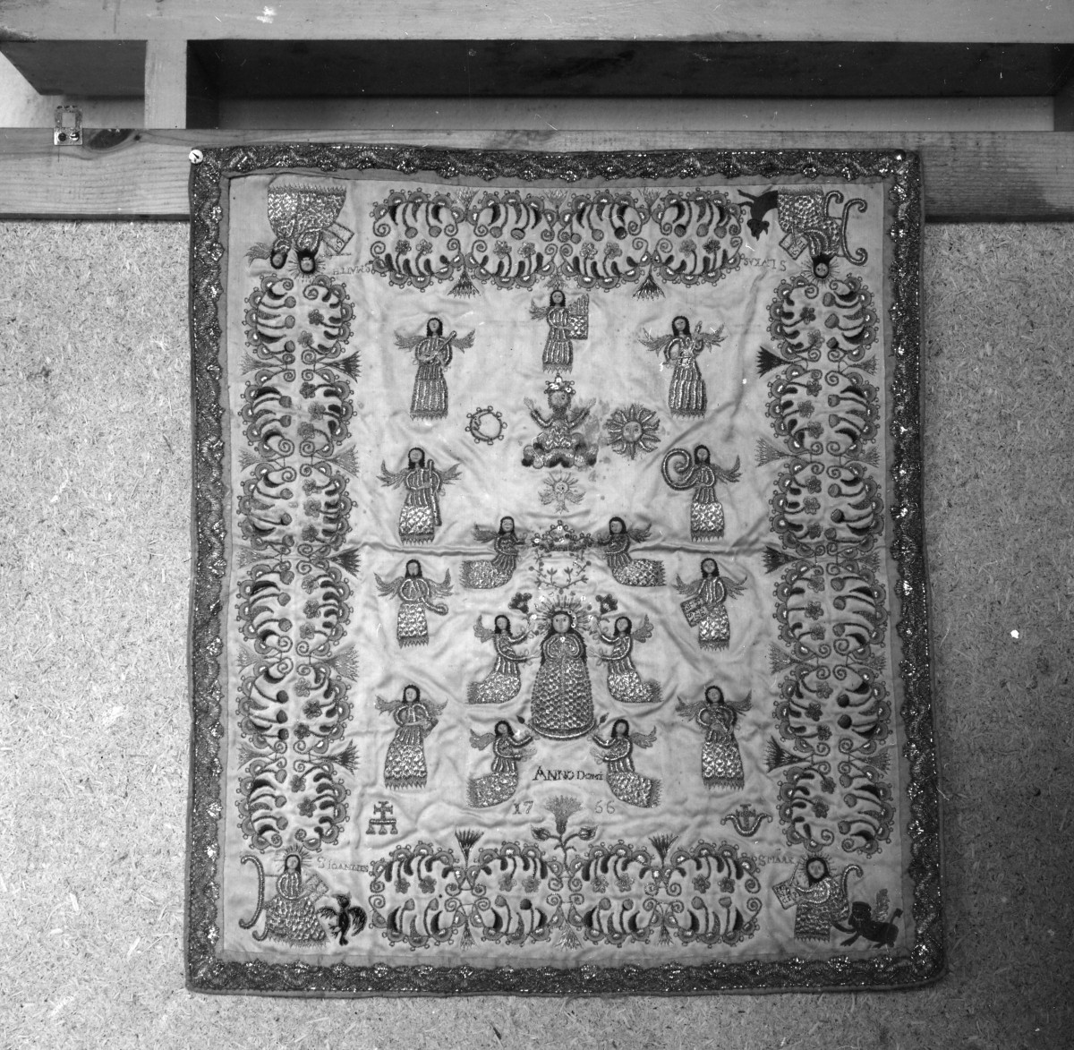 Opactwo Benedyktynek - wnętrze skarbca: welon / chusta, skan 1