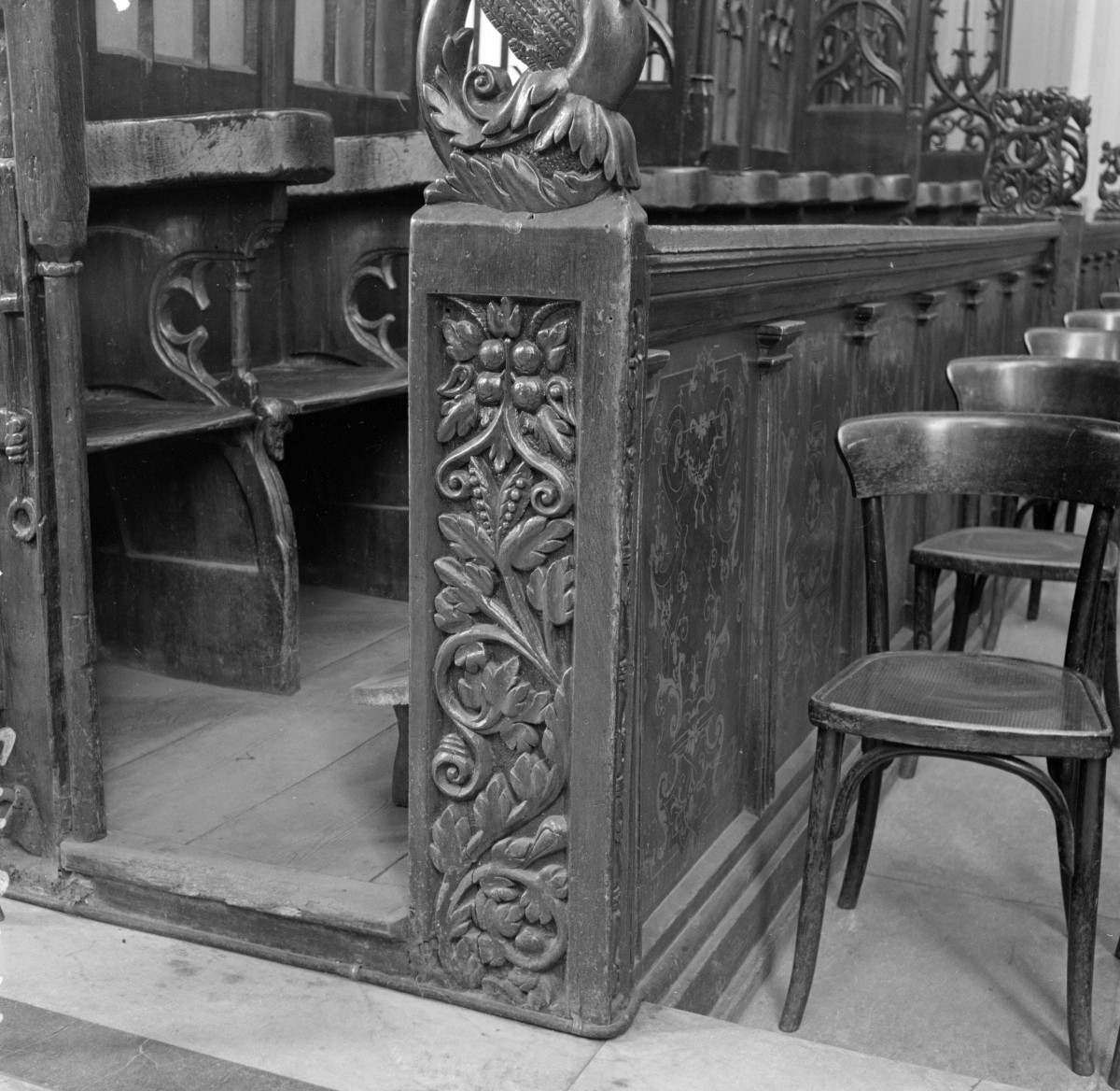 bazylika św. Elżbiety - wnętrze, stalle, skan 1