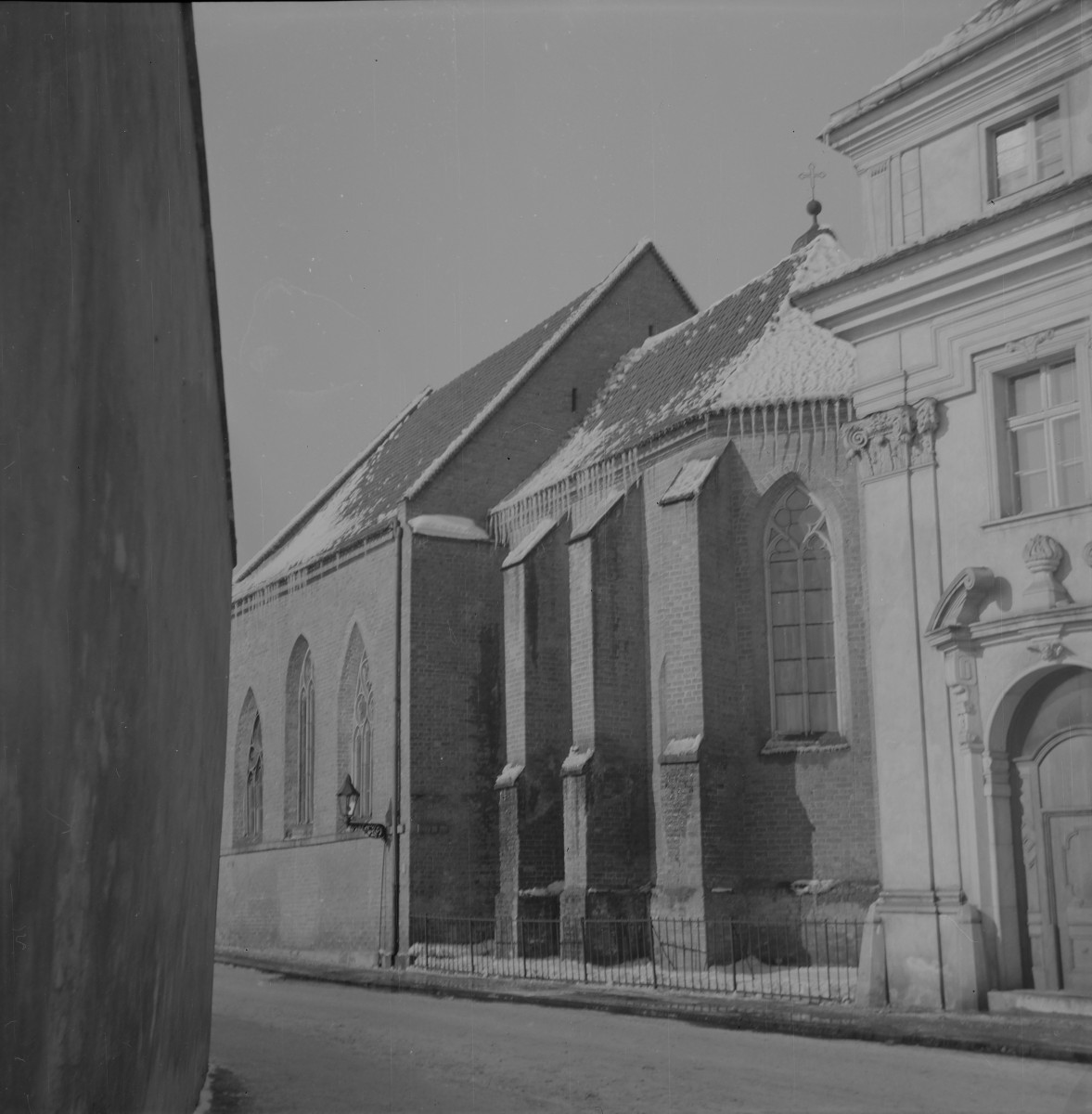 Kościół Rzymskokatolicki św. Piotra i Pawła. Elewacja z przyporami. , skan 1