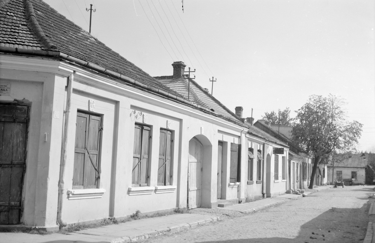 Zabudowa miasta, kamienice przy ulicy., skan 1