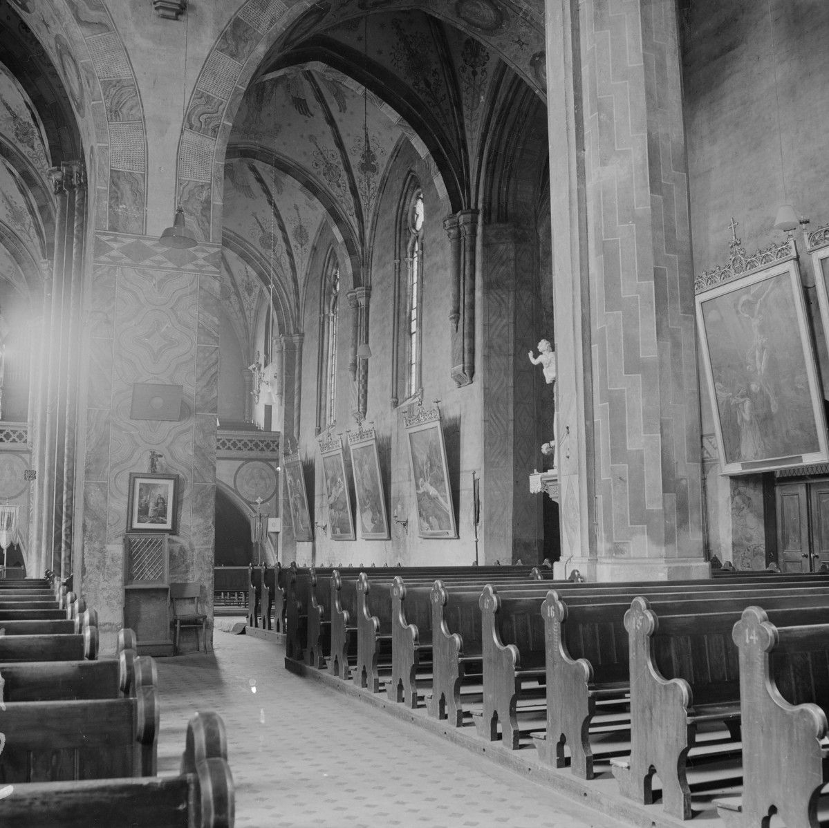 Bazylika św. Jerzego - wnętrze: nawa główna. Widoczne kolumny, obrazy na śianach. Fragment sklepienia krzyżowego z polichromią., skan 1