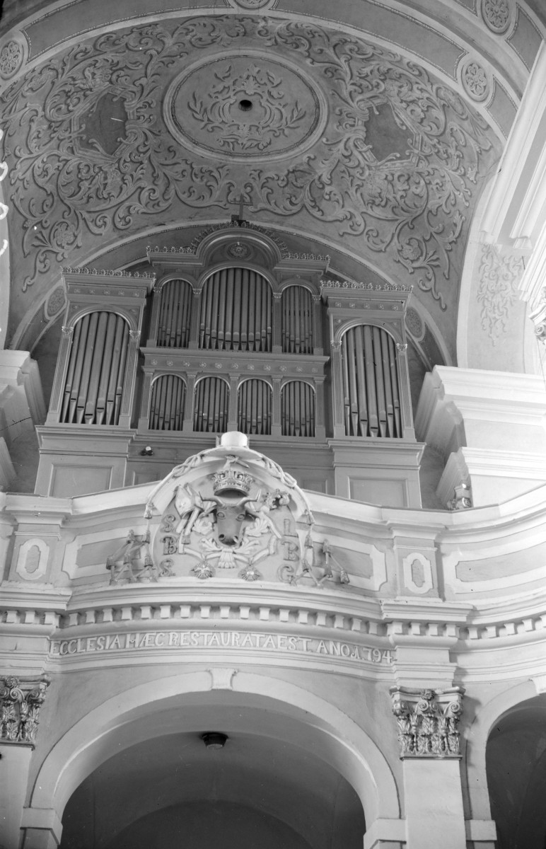 Kościół św. Floriana - wnętrze: empora z prospektem organowym., skan 1