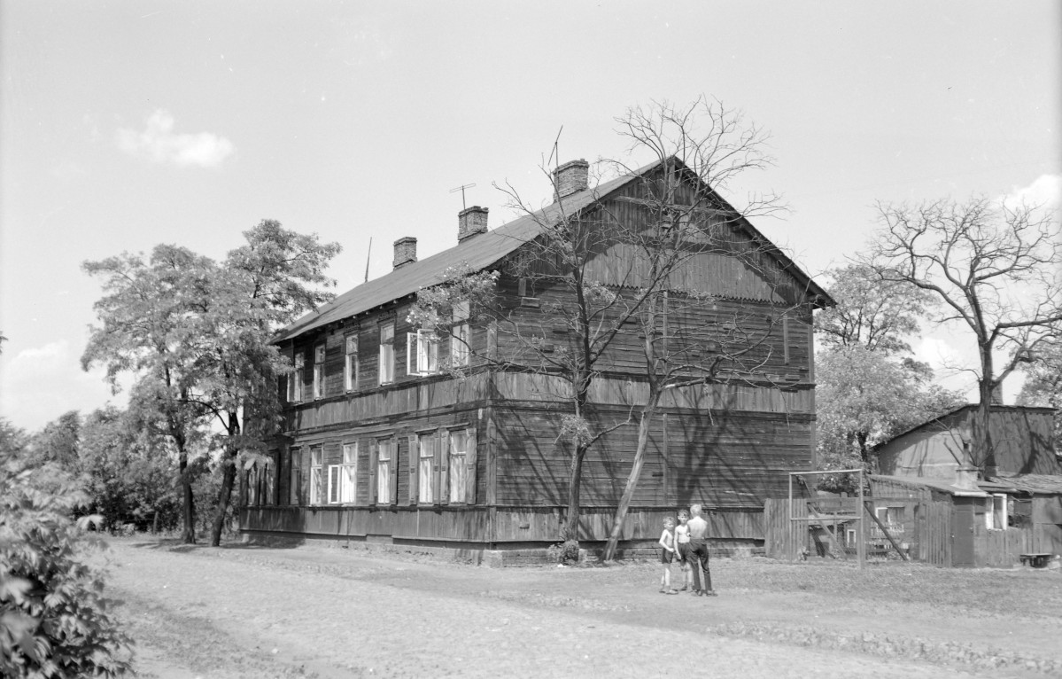 drewniany budynek mieszkalny - elewacja frontowa, skan 1