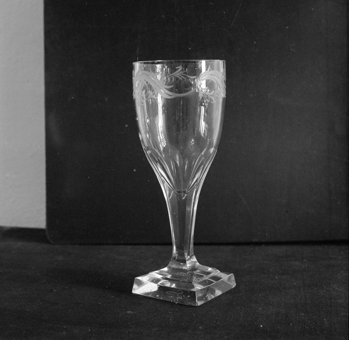 klasztor ss. Mniszek Benedyktynek - zbiory - kielich /szkło śląskie/ z 1810 / 20 roku, skan 1