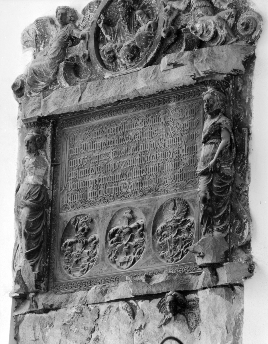 kościół pw. św. Marii Magdaleny, ob. katedra polskokatolicka - wnętrze: nagrobek, fragment, skan 1