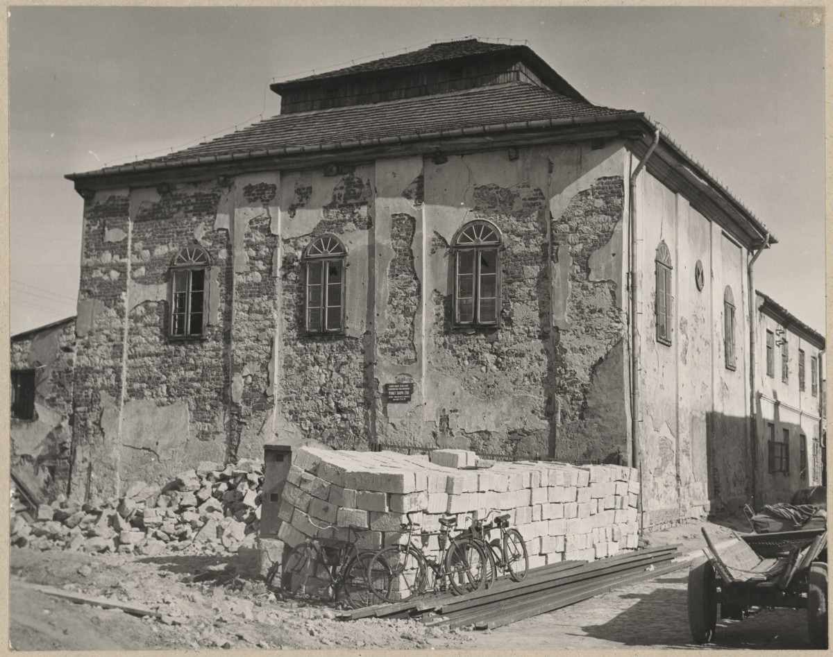 Synagoga - widok ogólny od strony płd. w trakcie remontu, skan 1