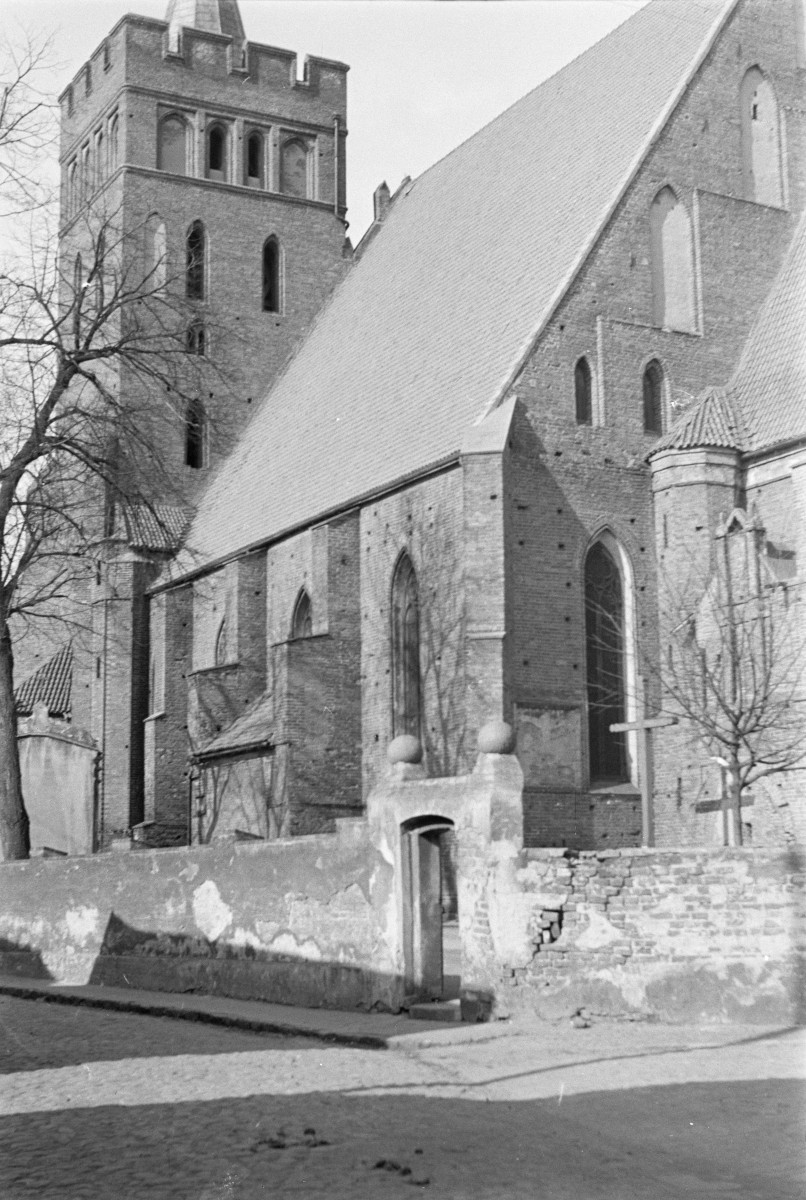 kościół parafialny w stylu gotyckim, widok ogólny, skan 1