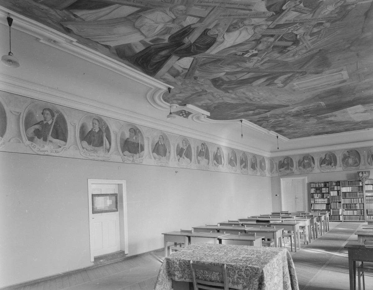 Opactwo Cystersów - wnętrze: sala opack z polichromią na sklepieniu., skan 1