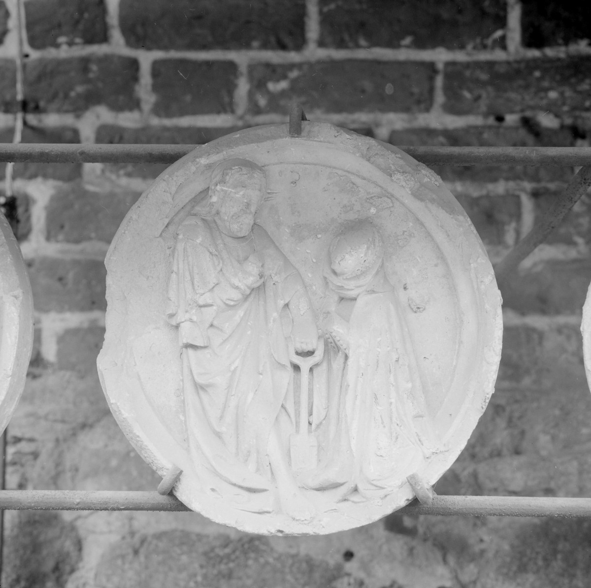 Zamek w Malborku - lapidarium - detal arch. - zwornik sklepienia - scena "Chrystus w Winnicy", skan 1