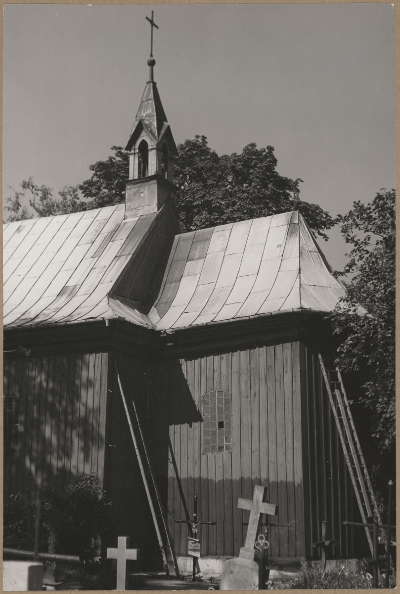 Kościół cmentarny - drewniany, widok na część wsch. z prezbiterium

 , skan 1