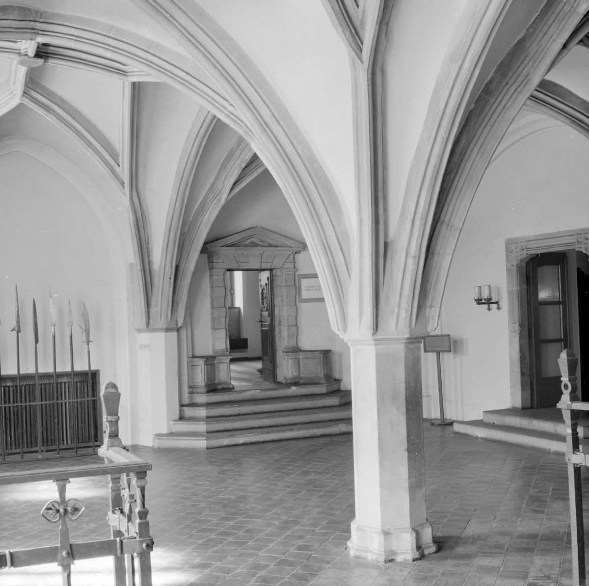 ratusz - wnętrze: sala, skan 1