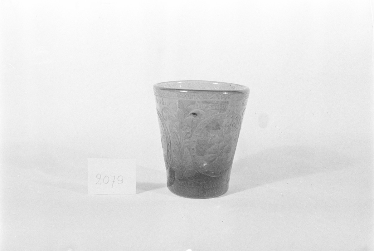 Muzeum Narodowe w Warszawie, szklanka zielona z ornamentem roślinnym, skan 1