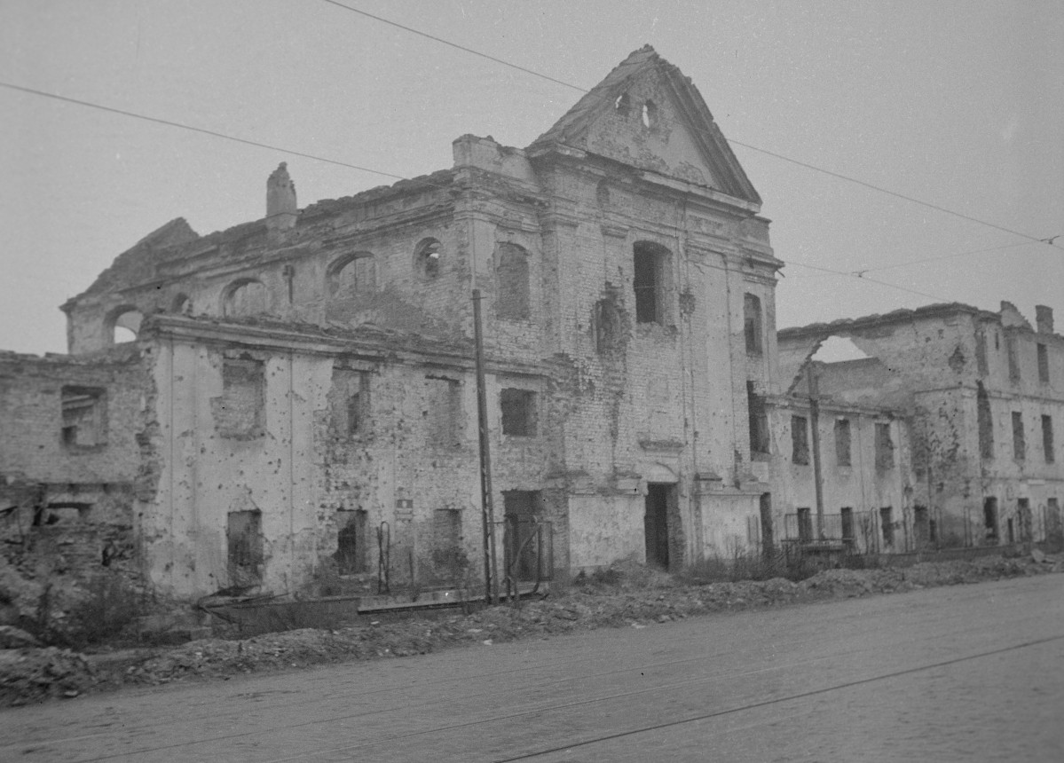 Kościół św. Andrzeja Apostoła ( obecnie pw. św. Jana Bożego). Zniszczona elewacja frontowa. Ślady po pociskach. , skan 1