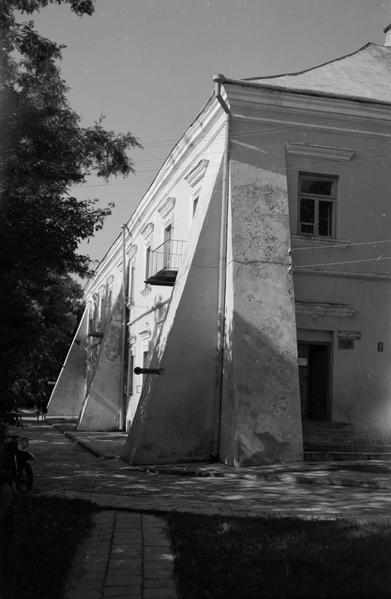 dawny klasztor popauliński - fragment elewacji, skan 1