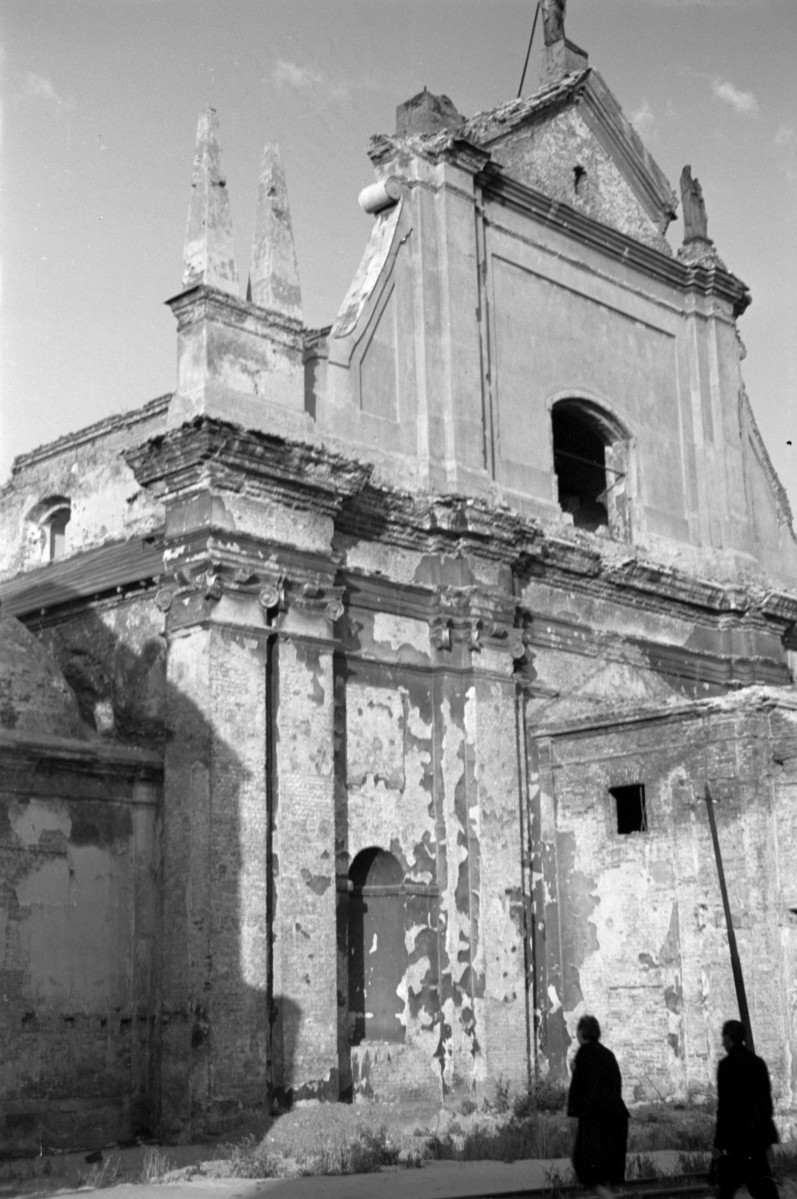 Konwent św. Jacka - Dominikanie. Zniszczona elewacja frontowa. Szczyt kościoła. Widoczne pilastry na elewacji., skan 1