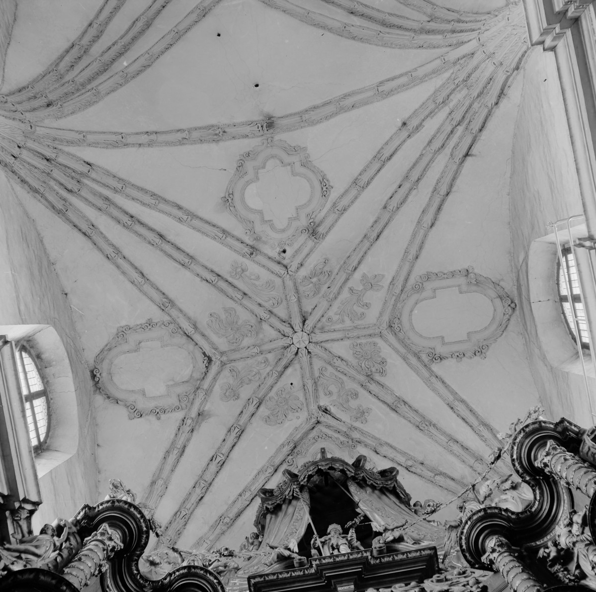 Bazyliki Wniebowzięcia NMP - wnętrze prezbiterium, sklepienie krzyżowow-żebrowe, skan 1