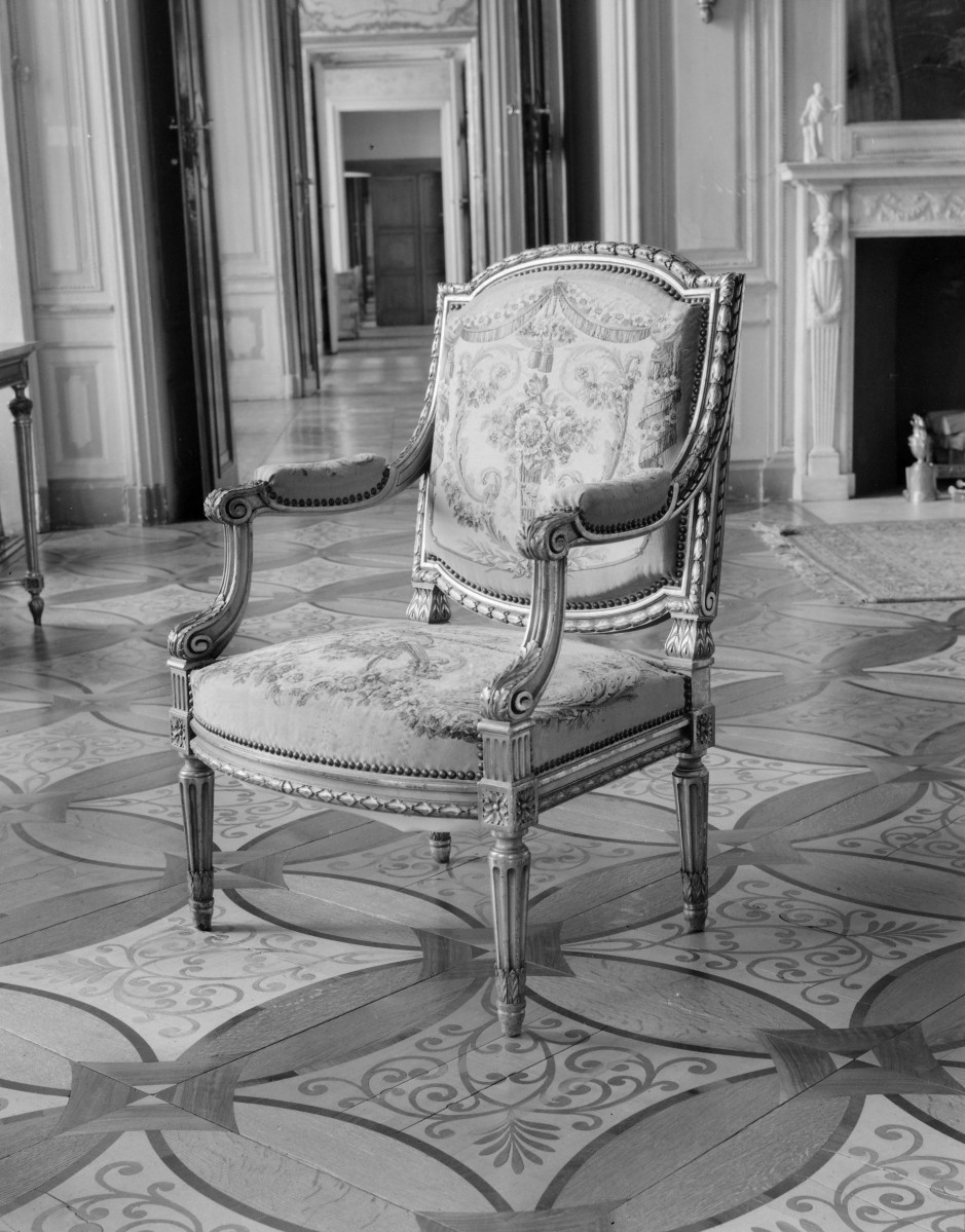 zamek magnacki Lubomirskich i Potockich - wnętrze - piętro I - Salon Bouchera - fotel, skan 1