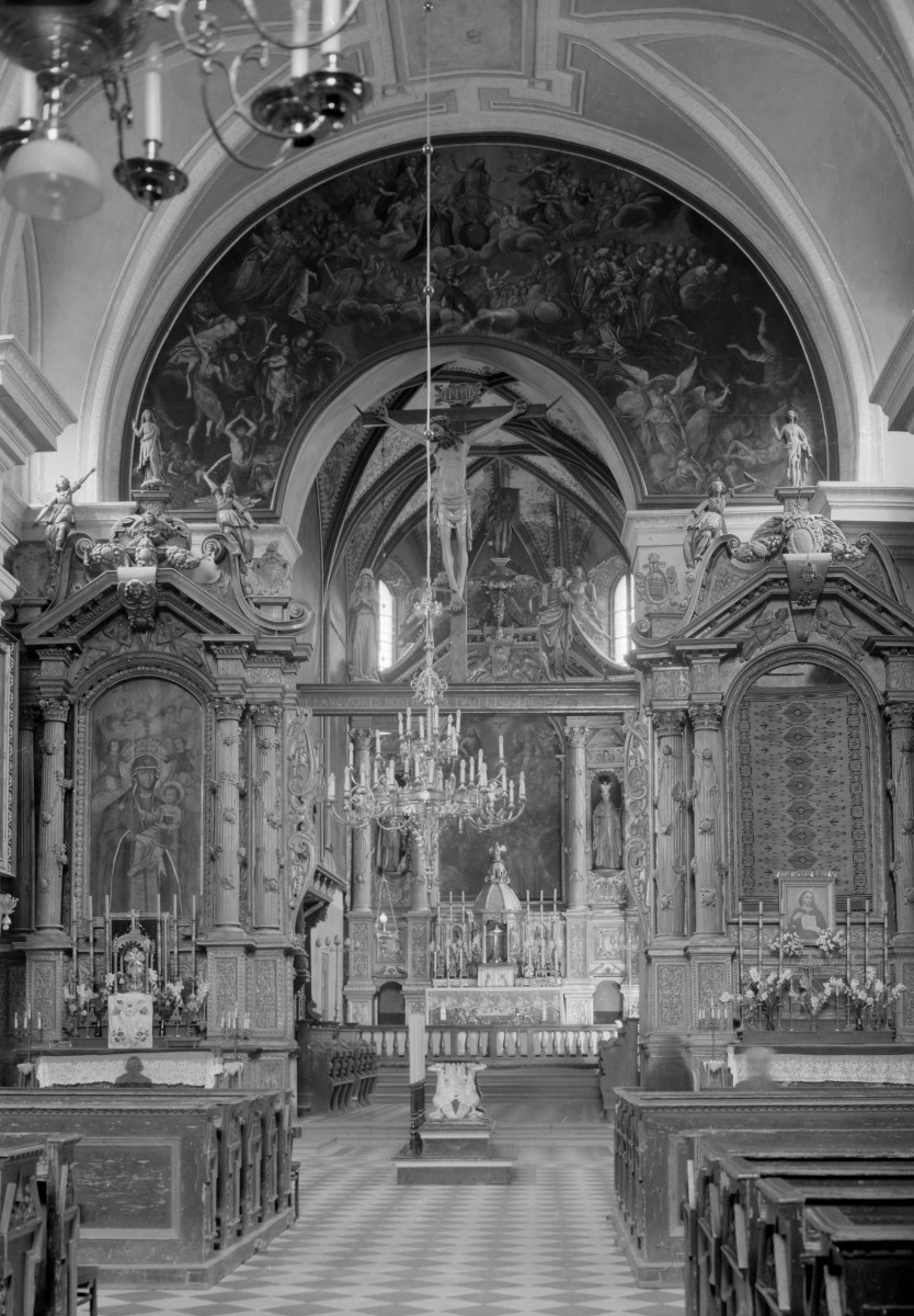 Bazylika kolegiacka Świętej Trójcy - ołtarz główny i grupa pasyjna na belce tęczy, skan 1