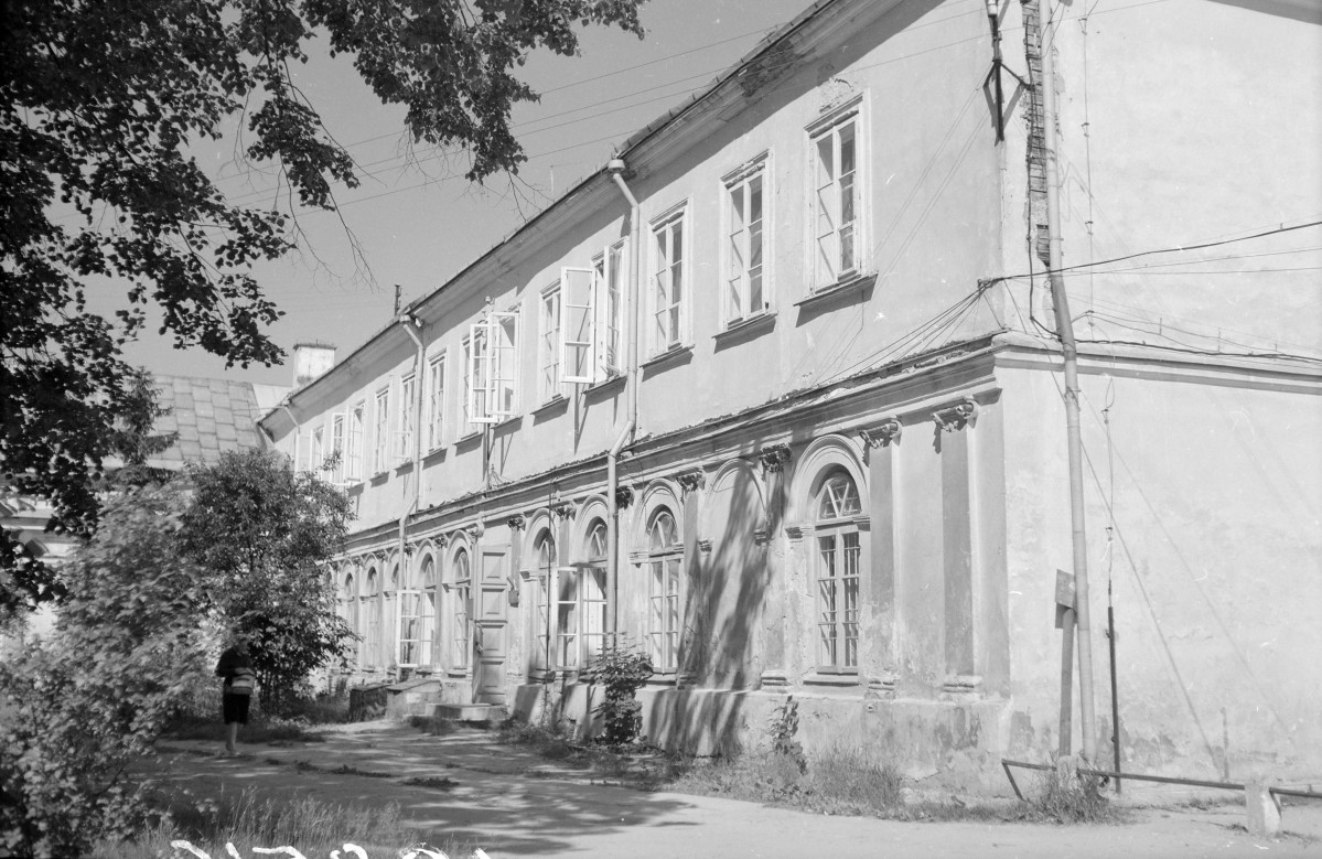 Zespół pałacowo-parkowy Radziwiłłów - oficyna wschodnia i jej elewacja., skan 1