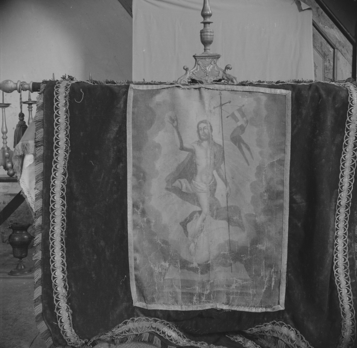 kościół filialny pw. św. Wawrzyńca - czarna chorągiew z "Zmartwychstanie Chrystusa", skan 1