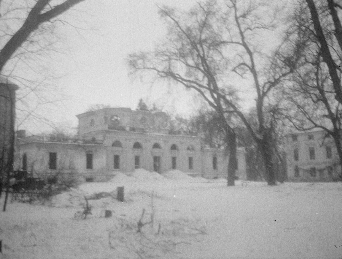 pałac - elewacja frontowa i fragment pawilonu, skan 1