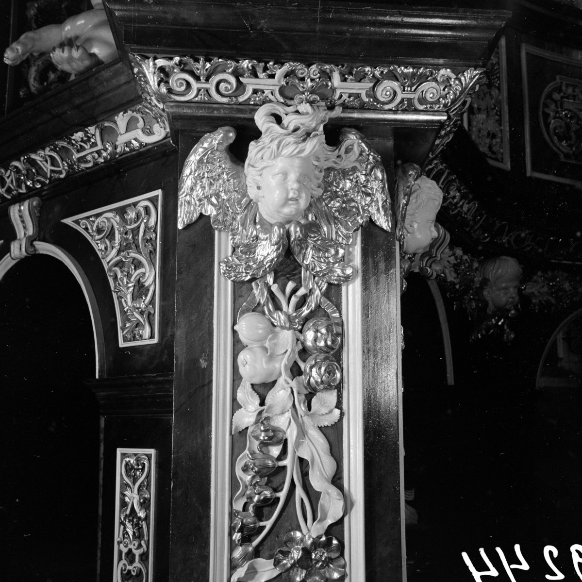 Katedra pw. św. Stanisława Biskupa i Męczennika i św. Wacława Męczennika - wnętrze: fragment głównego ołtarza, skan 1