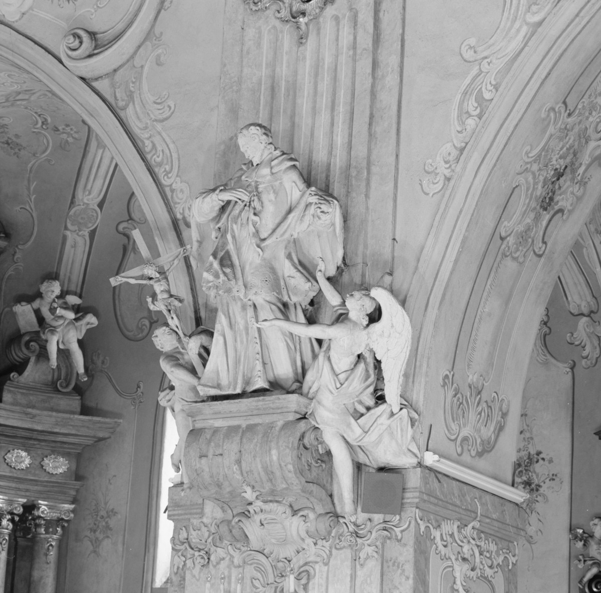 kościół pw. św. Bartłomieja - wnętrze - nawa główna - rzeźba /F.Sebastini/, skan 1