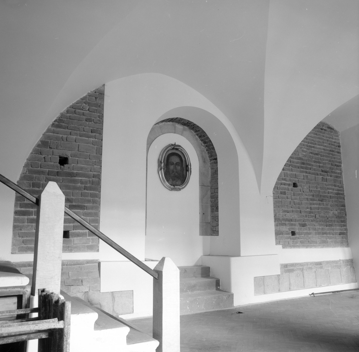klasztor ss. Mniszek Benedyktynek - wnętrze - korytarz północny - fragment ściany, skan 1