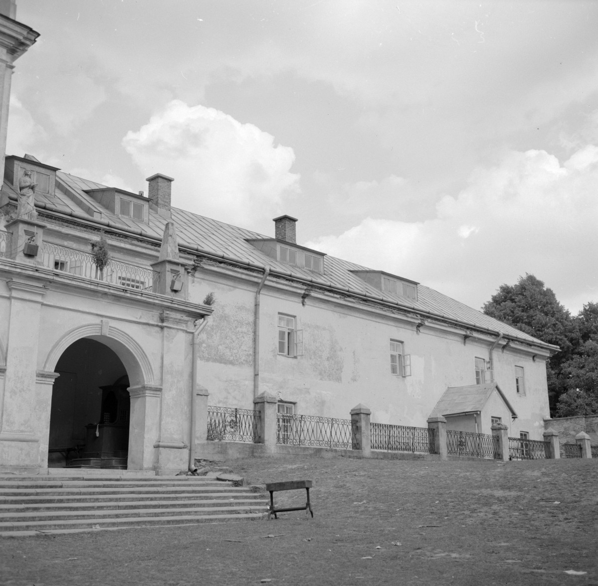 klasztor Franciszkanów - elewacja, skan 1