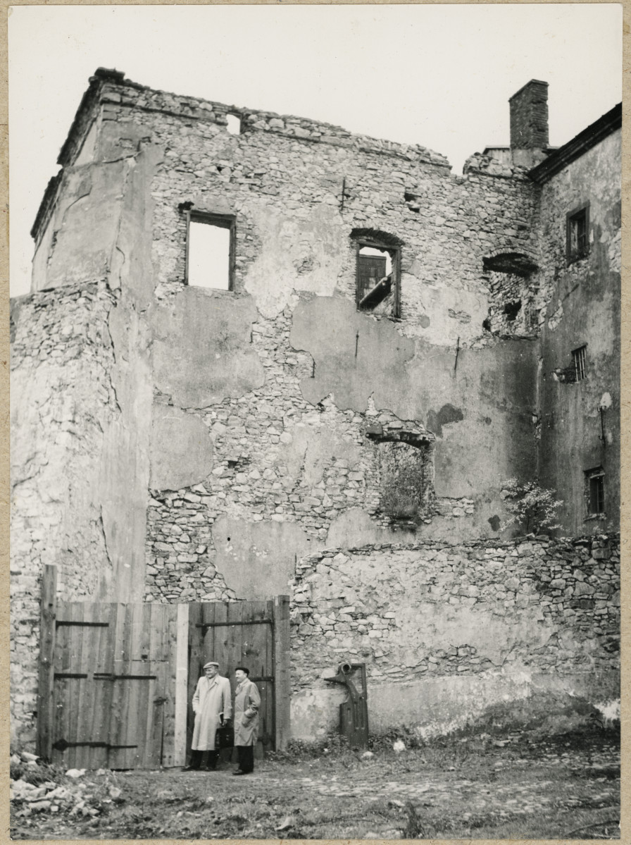 Zespół klasztorny na Świętym Krzyżu - fragment płn. skrzydła klasztoru, widok od strony płn. - zach. , skan 1