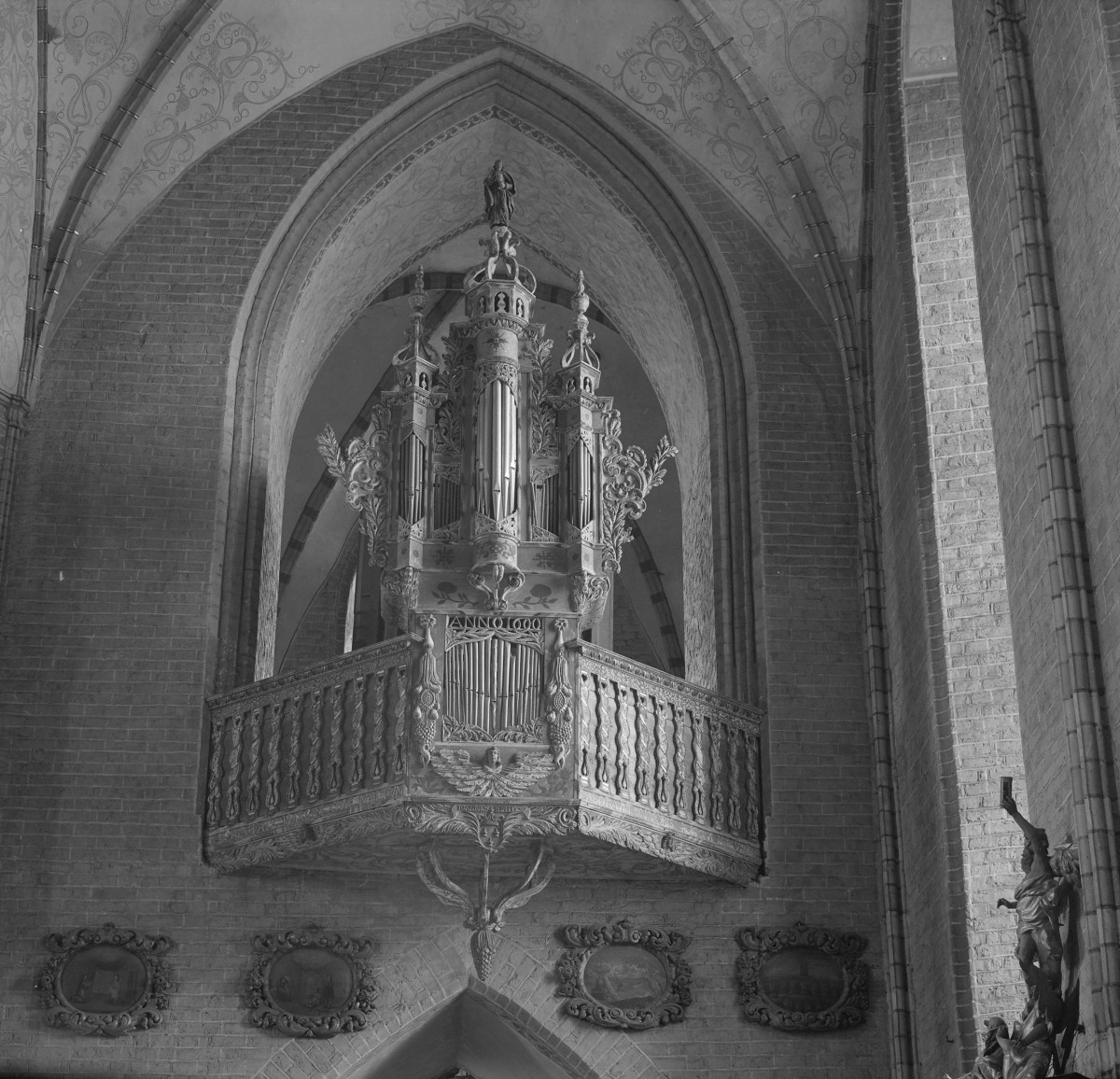 kościół pw. Wniebowzięcia Najświętszej Maryi Panny - wnętrze - nawa główna - chór - organy, skan 1