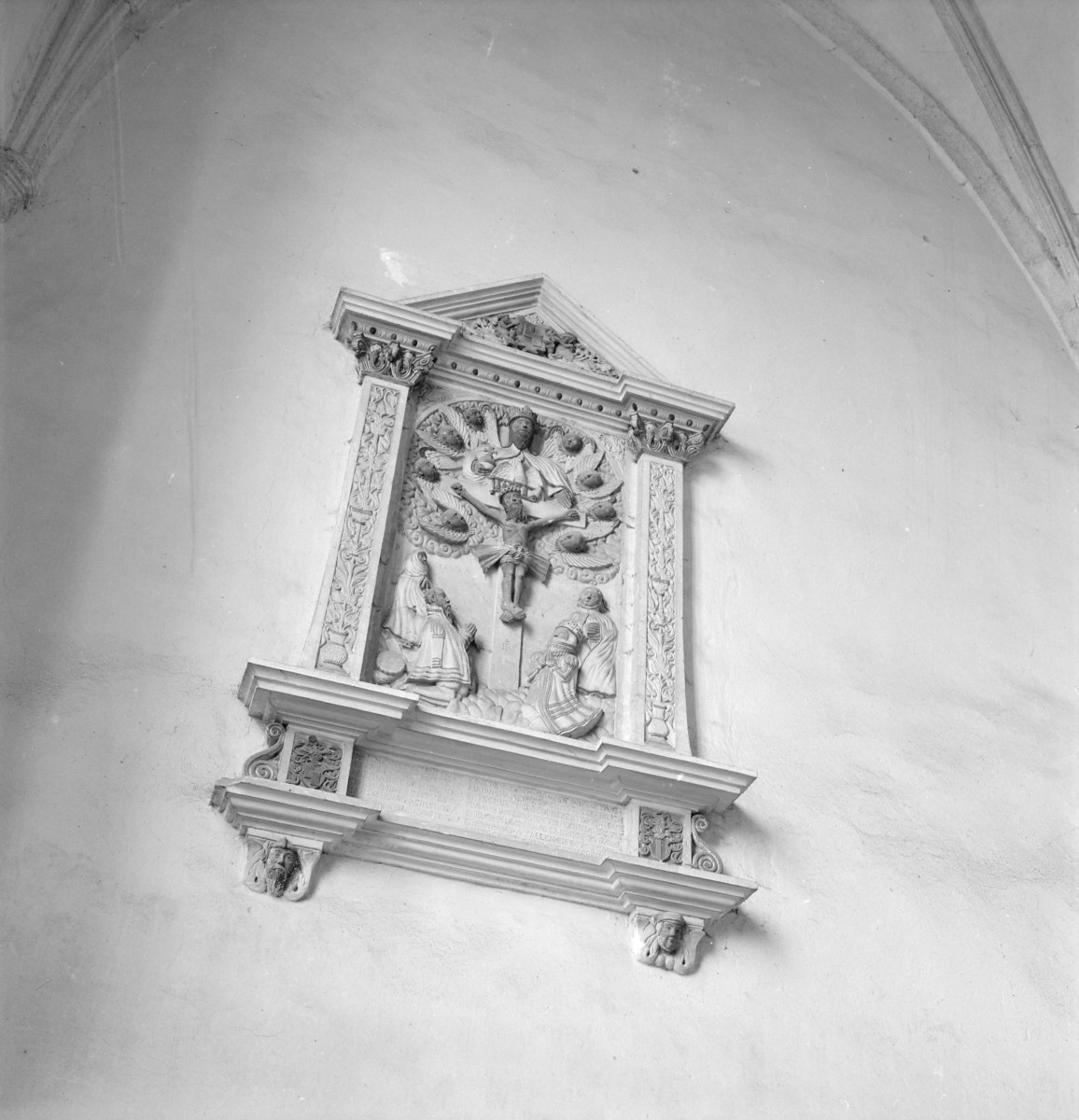 Bazylika pw. śś. ap. Piotra i Pawła - wnętrze: epitafium Hansa von Czirn von Simsdorf oraz jego żony Anny von Czirn zd. von Stibitz, zmarłej 2 maja 1565 roku., skan 1