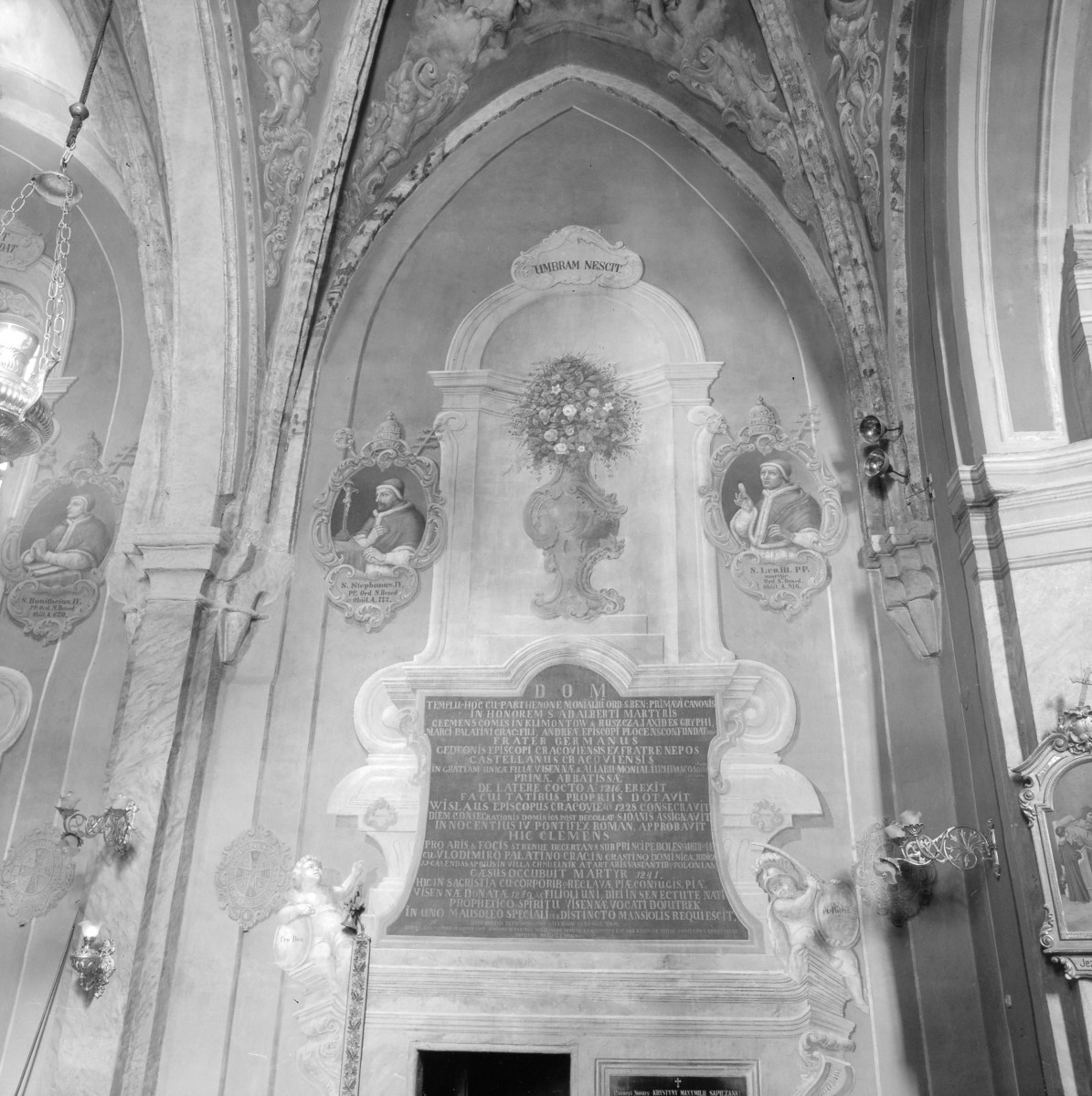 klasztor ss. Mniszek Benedyktynek - kościół pw. Najświętszej Maryi Panny i św. Wojciecha - wnętrze - prezbiterium - polichromia, skan 1