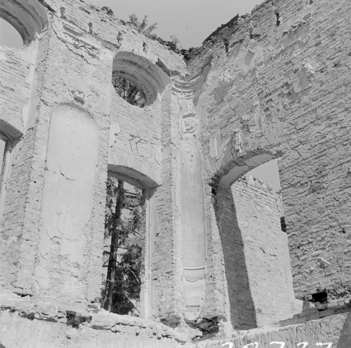 pałac von Kalckreutów - ruina - wnętrze - fragment, skan 1