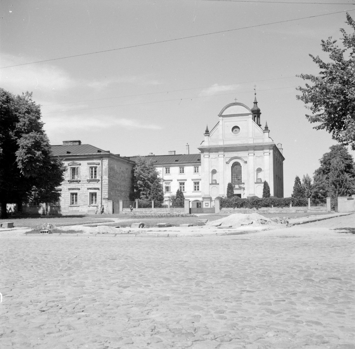 klasztor poreformacki - kościół pw. św. Jana Chrzciciela - elewacja południowa, skan 1