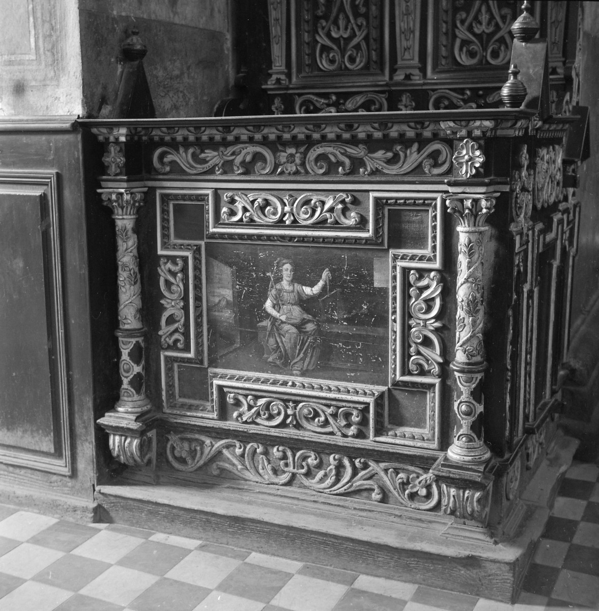 kościół farny pw. Świętej Trójcy - wnętrze: stalle - fragment, malowidło, skan 1